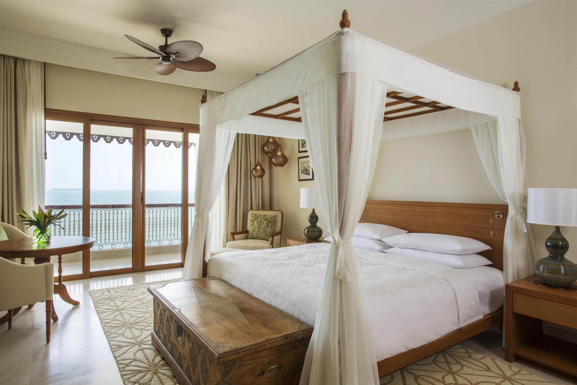 Habitación doble deluxe con cama grande y balcón